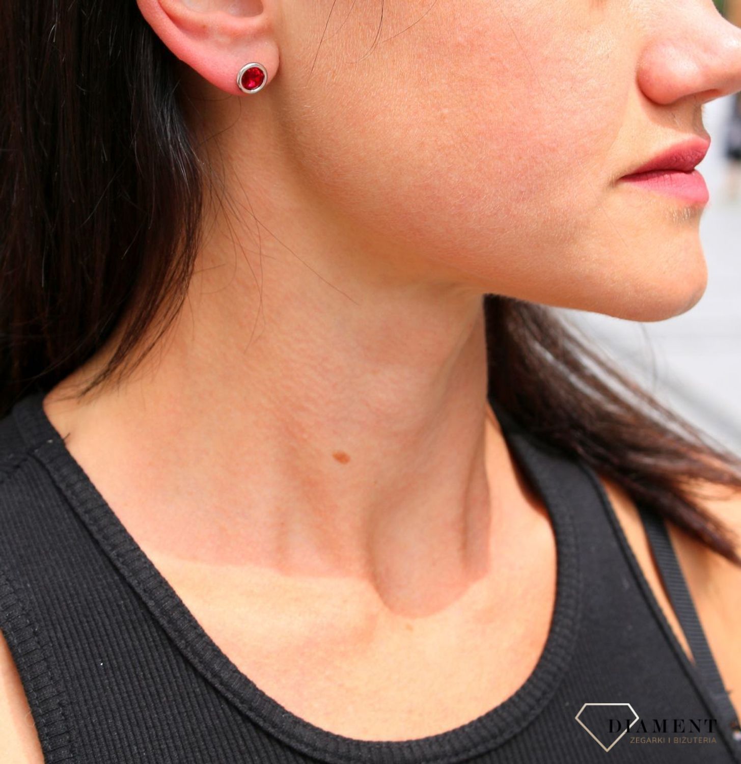 Srebrne kolczyki Swarovski Urodzinowe Kamienie Ruby Okrągłe przy uchu kolor Scarlet KR1122SS29SC.jpg