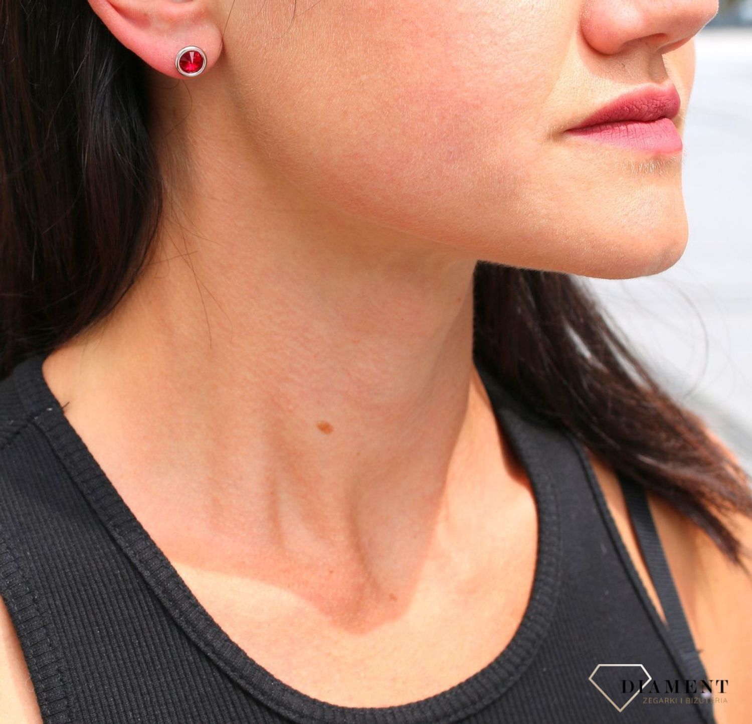 Srebrne kolczyki Swarovski Urodzinowe Kamienie Ruby Okrągłe przy uchu kolor Scarlet KR1122SS29SC.jpg