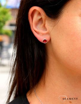 Srebrne kolczyki Swarovski Urodzinowe Kamienie Garnet Okrągłe przy uchu kolor Siam KR1122SS29SI (1).JPG