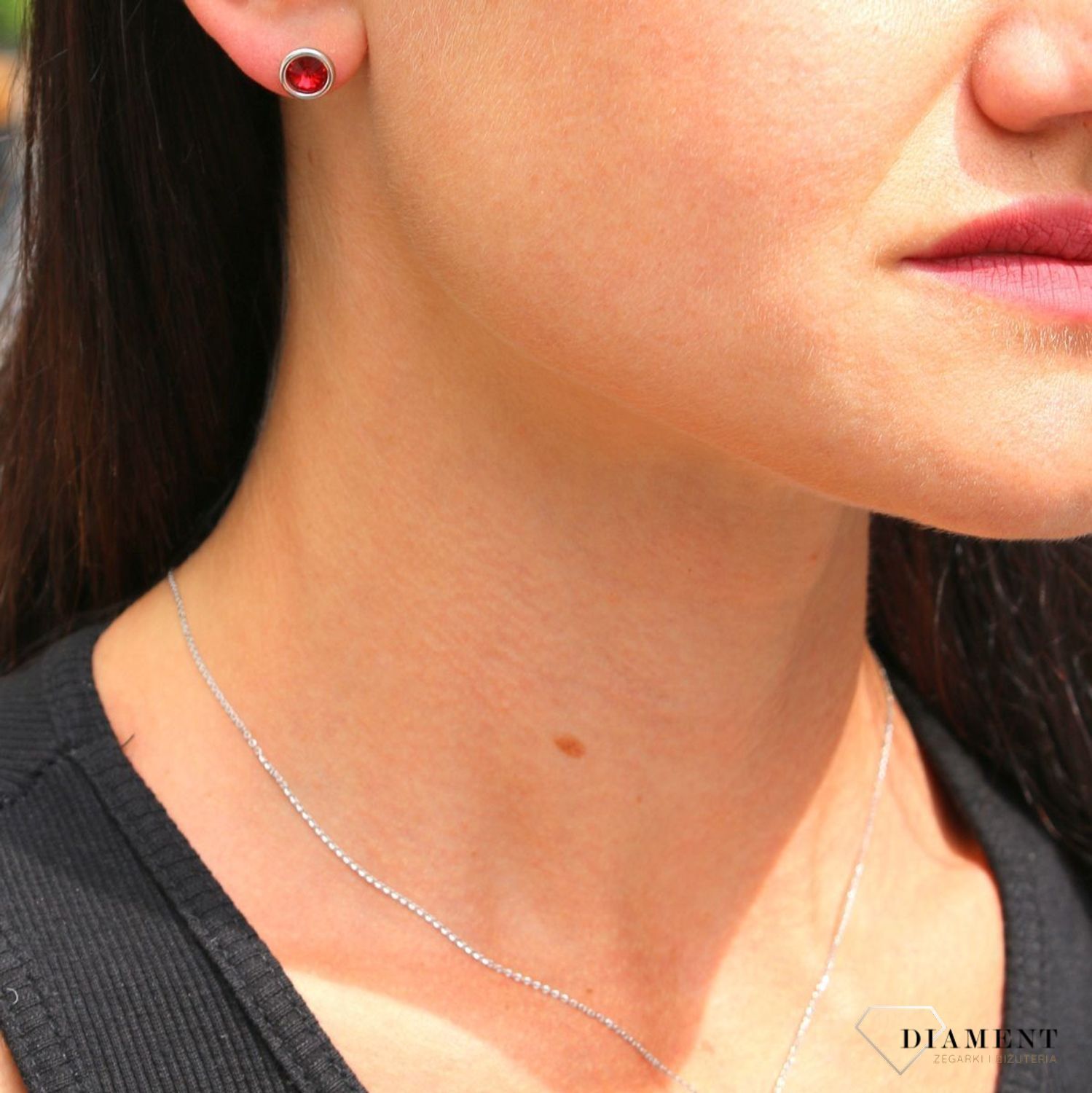 Srebrne kolczyki Swarovski Urodzinowe Kamienie Garnet Okrągłe przy uchu kolor Siam KR1122SS29SI.jpg