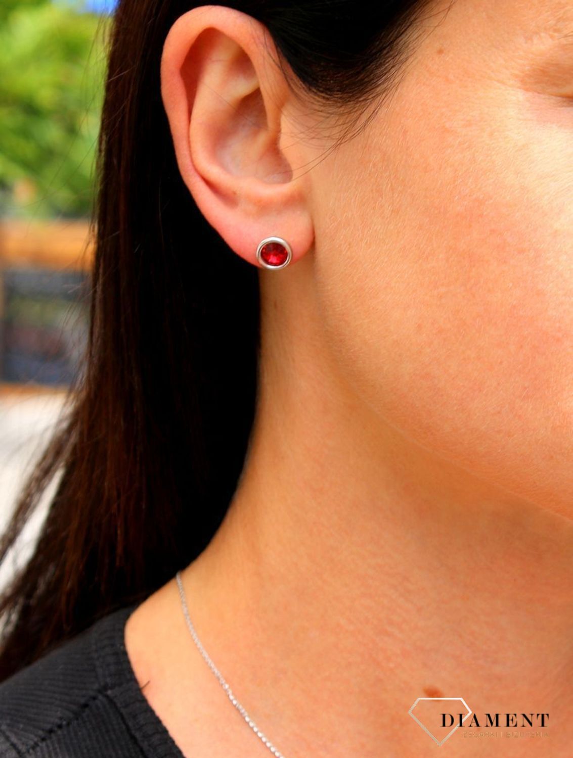 Srebrne kolczyki Swarovski Urodzinowe Kamienie Garnet Okrągłe przy uchu kolor Siam KR1122SS29SI.jpg