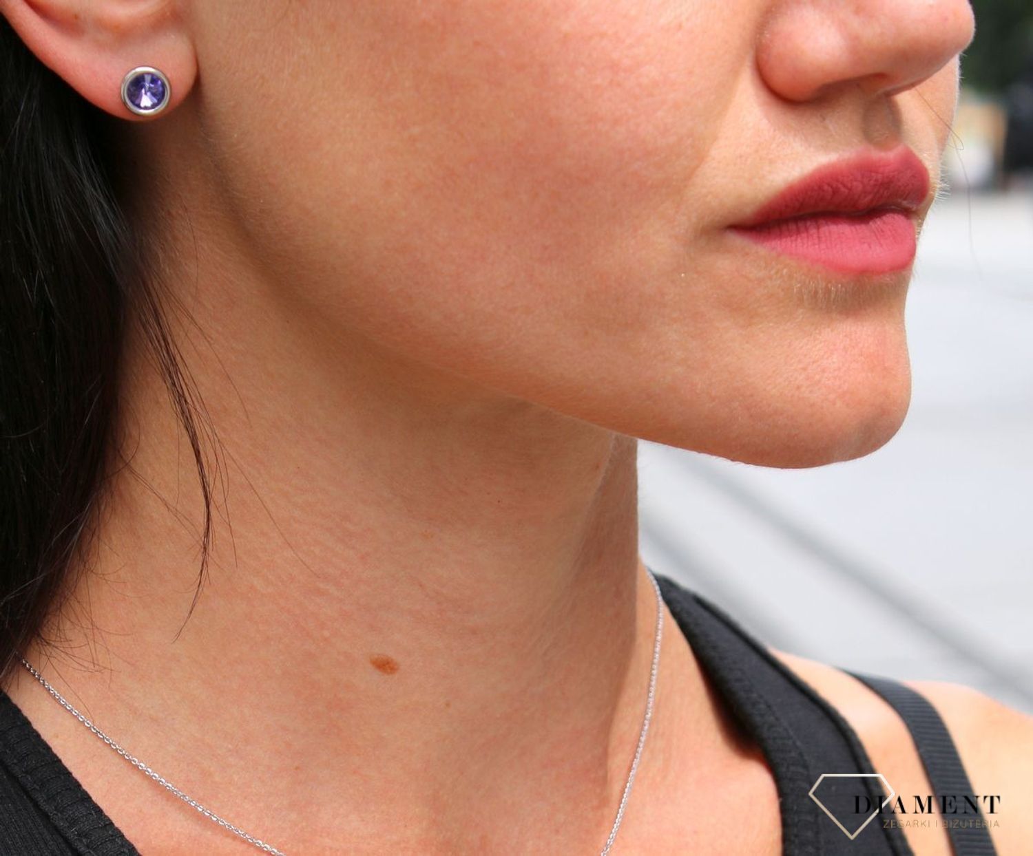 Srebrne kolczyki Swarovski Urodzinowe Kamienie Tanzanite Okrągłe przy uchu KR1122SS29TA.jpg