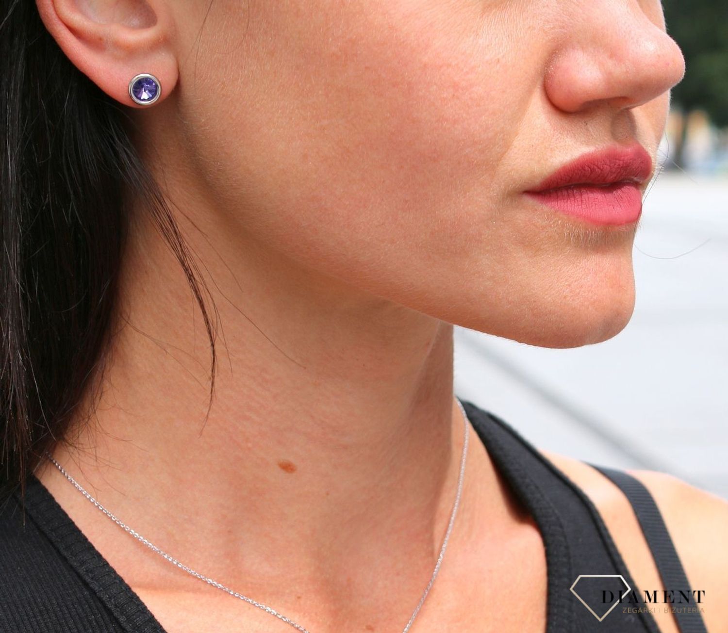 Srebrne kolczyki Swarovski Urodzinowe Kamienie Tanzanite Okrągłe przy uchu KR1122SS29TA.jpg