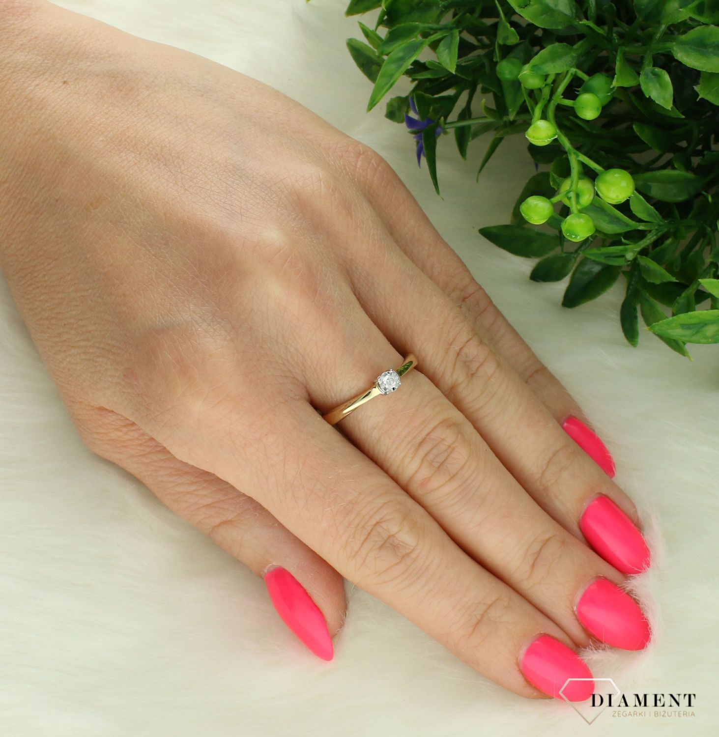 Złoty pierścionek damski 585 Delikatna klasyka łącząca złoto i Diament 0,06 ct KR147501Y (1).jpg