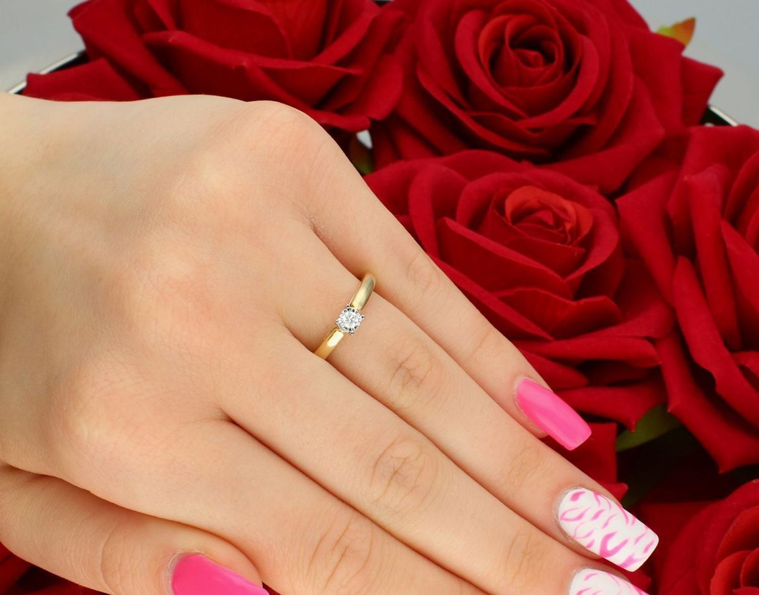 Złoty pierścionek KR170305Y z brylantem 0,08ct HSI. Próba 585, rozmiar 14, ozdoba 4 mm. Subtelna forma, klasyczny styl i naturalny blask diamentu.1.jpg