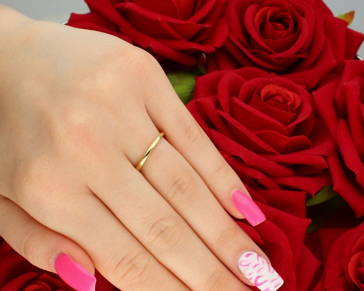 Złoty pierścionek KR170305Y z brylantem 0,08ct HSI. Próba 585, rozmiar 14, ozdoba 4 mm. Subtelna forma, klasyczny styl i naturalny blask diamentu.1.jpg