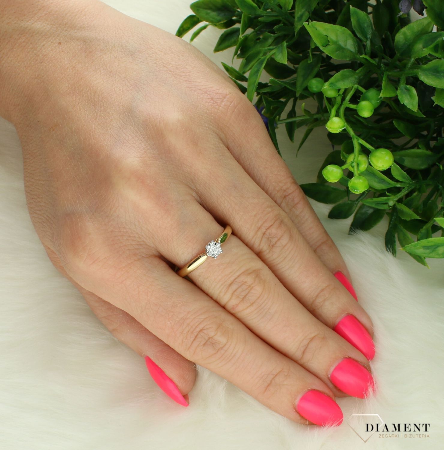 Pierścionek damski złoty 585 Pierścionek idealny na zaręczyny z Diamentem 0.05 ct KR233701Y Pierścionek z żółtego 14 karatowego złota z Diamentami, idealny prezent dla każdej kobiety. Klasyka w idealnym wydaniu o rozmiarze 16.jpg