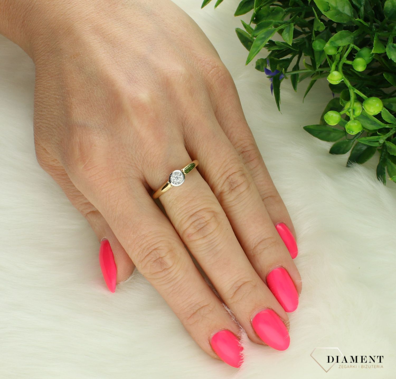 Pierścionek damski złoty 585 Pierścionek o niehaczącej koronie z Diamentem 0,06 ct KR234201Y Pierścionek z żółtego 14 karatowego złota z Diamentami, idealny prezent dla każdej kobiety. Klasyka w idealnym wydaniu o rozmiarze 16.jpg