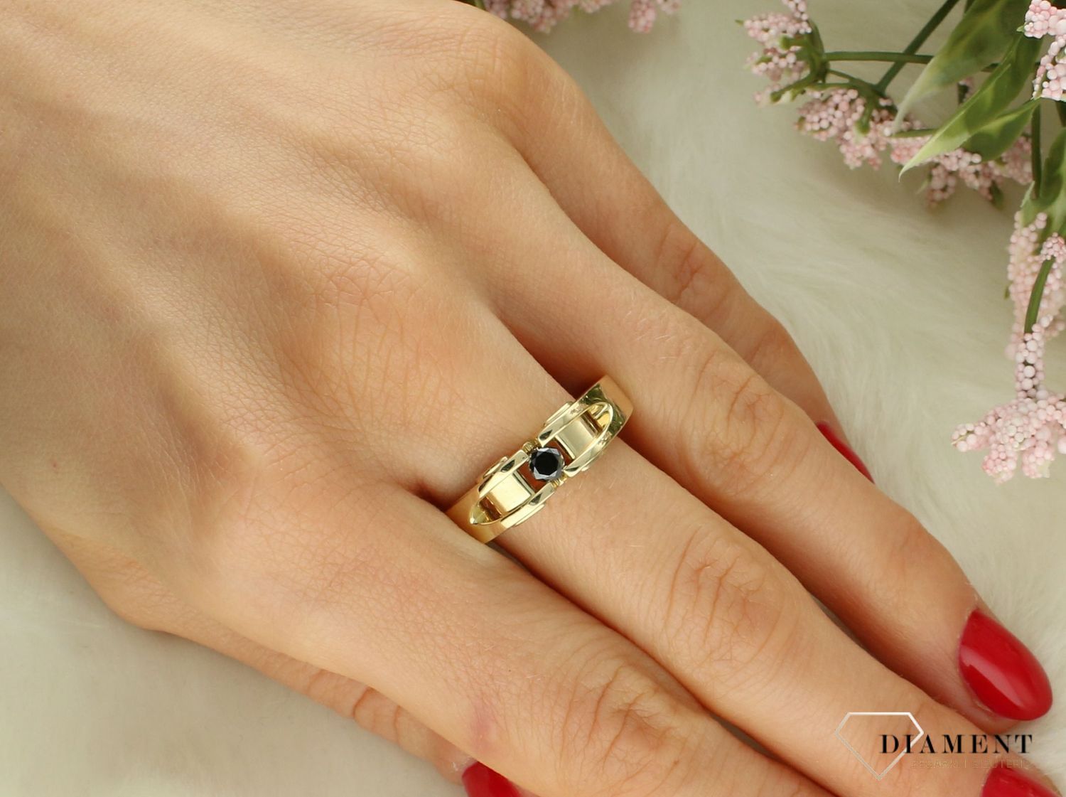 Pierścionek damski złoty 585 Prosty pierścionek z czarnym Diamentem 0.22 ct KR39180BDY  Pierścionek z żółtego 14 karatowego złota ozdobiony Czarnymi Diamentami, idealny prezent dla każdej kobiety. Pierścionek w rozmiarze 26..jpg