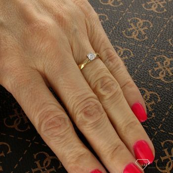 Pierścionek złoty DIAMENT żółte złoto, jeden diament, nowoczesny wzór KR-49502.jpg