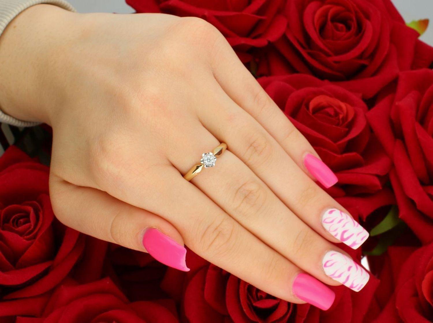 Złoty pierścionek KR69002Y z diamentem 0,09ct HSI. Próba 585, rozmiar 16, ozdoba 5 mm. Klasyka i elegancja w doskonałym wydaniu – idealny na prezent.1.jpg