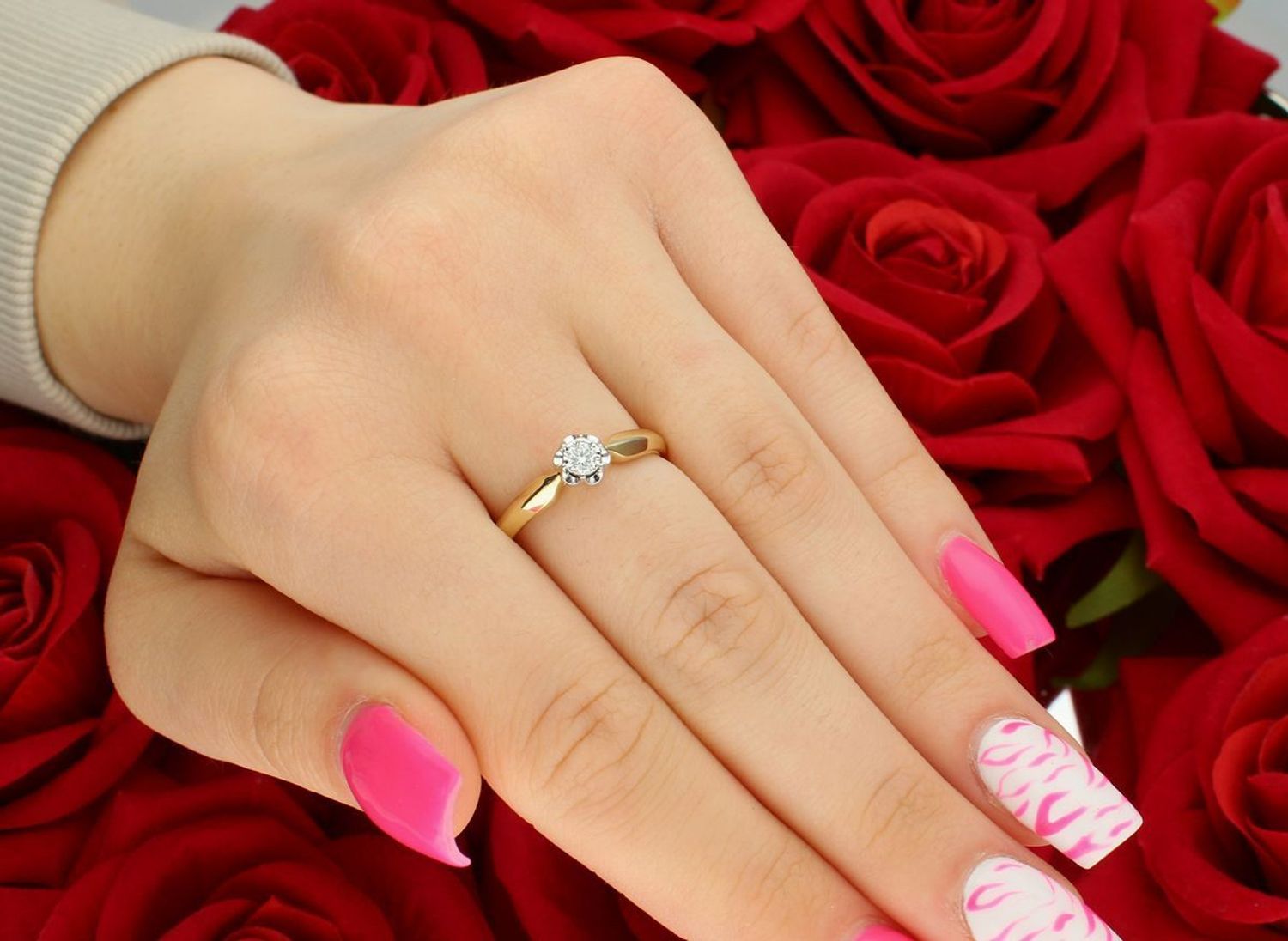 Złoty pierścionek KR69002Y z diamentem 0,09ct HSI. Próba 585, rozmiar 16, ozdoba 5 mm. Klasyka i elegancja w doskonałym wydaniu – idealny na prezent.1.jpg