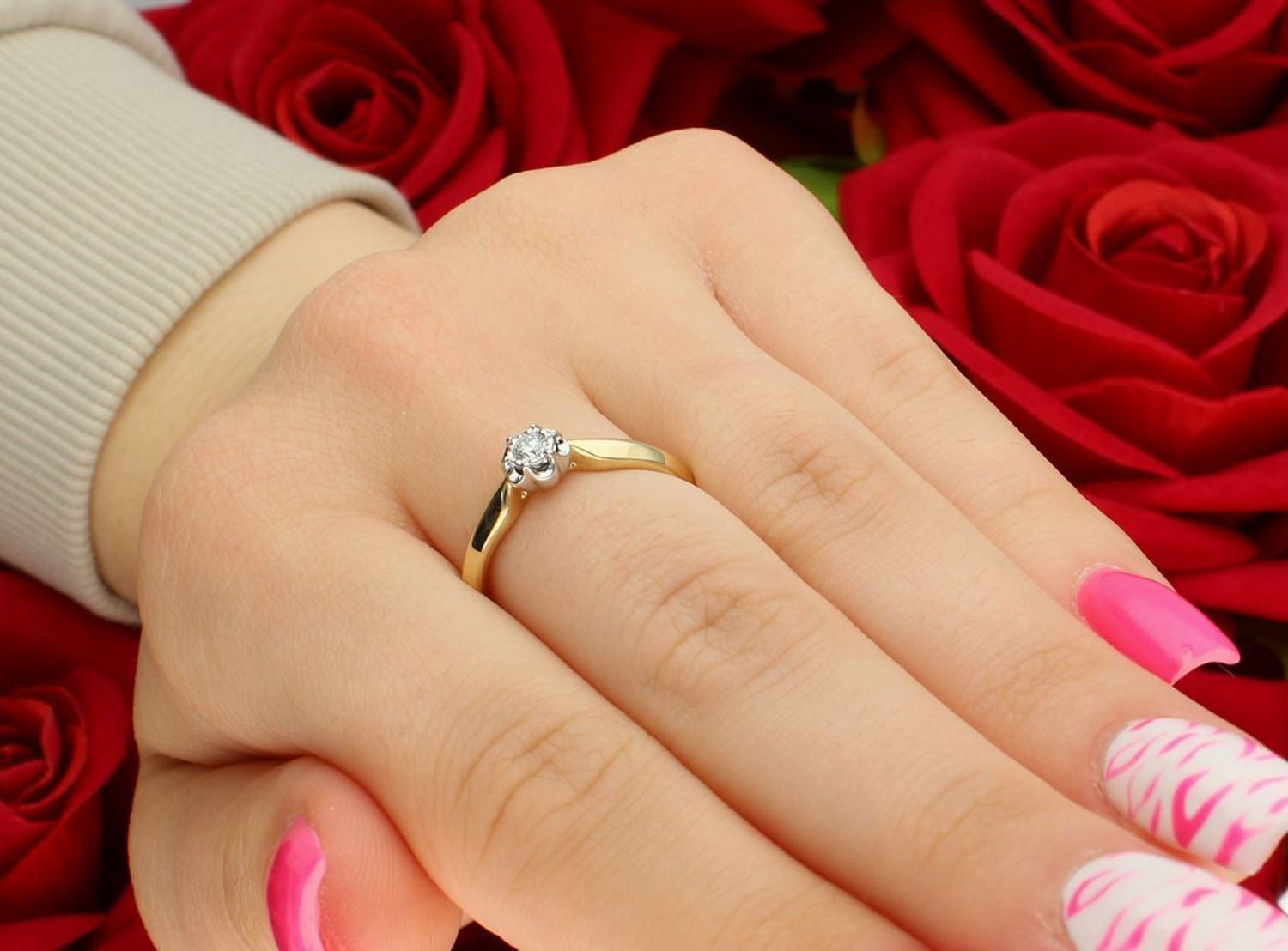 Złoty pierścionek KR69002Y z diamentem 0,09ct HSI. Próba 585, rozmiar 16, ozdoba 5 mm. Klasyka i elegancja w doskonałym wydaniu – idealny na prezent.1.jpg