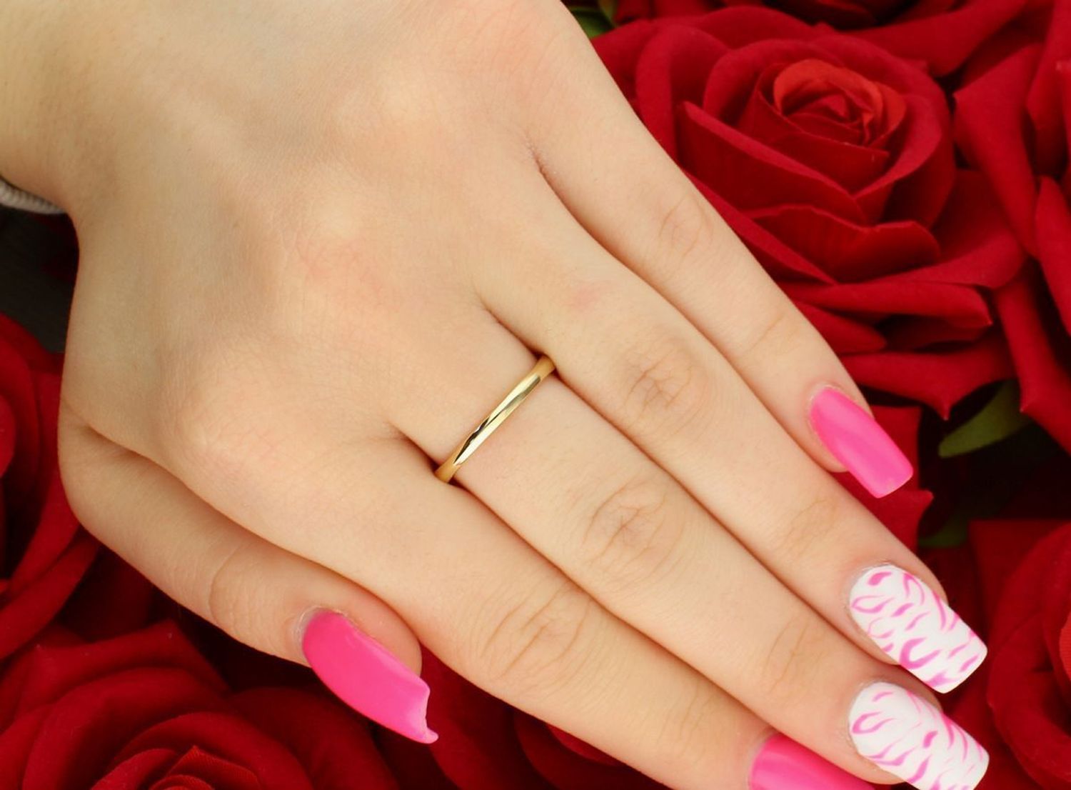 Złoty pierścionek KR69002Y z diamentem 0,09ct HSI. Próba 585, rozmiar 16, ozdoba 5 mm. Klasyka i elegancja w doskonałym wydaniu – idealny na prezent.1.jpg