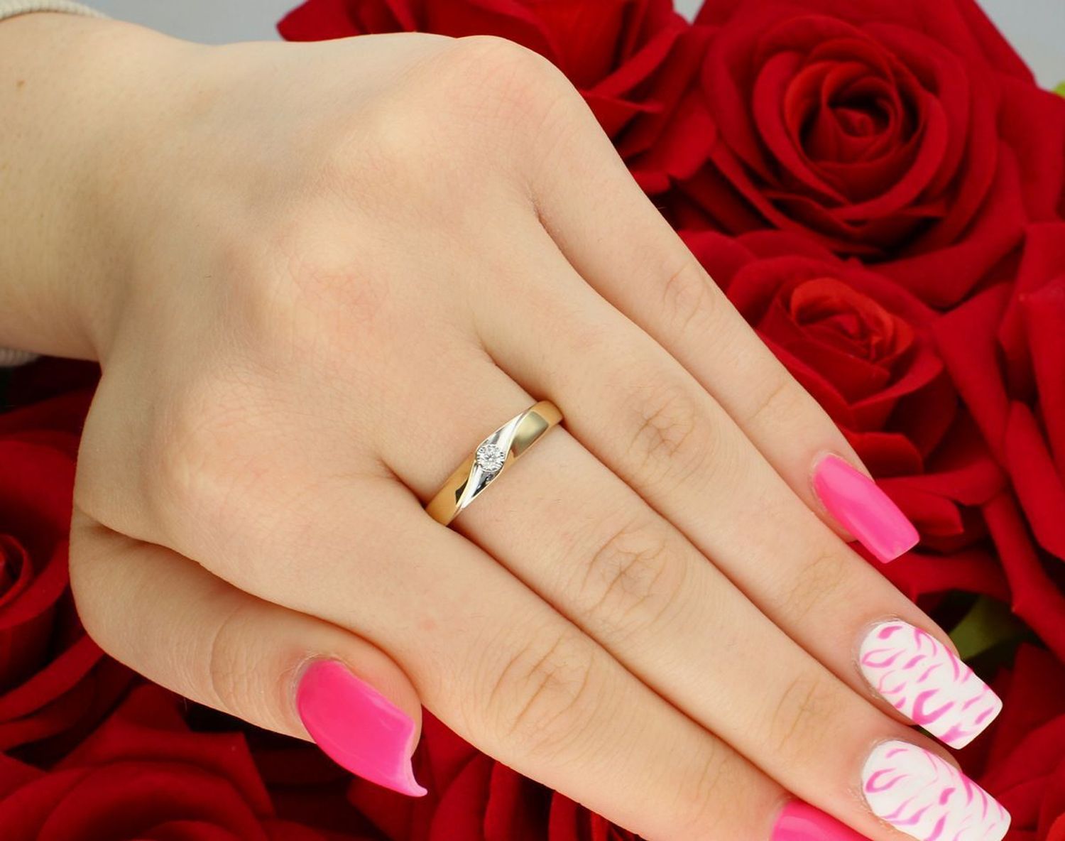 Pierścionek KR802201Y z diamentem 0,05ct HSI. Złoto próby 585, waga 2 g, szerokość 4 mm, rozmiar 19. Klasyka i subtelny blask w eleganckiej formie.11.jpg