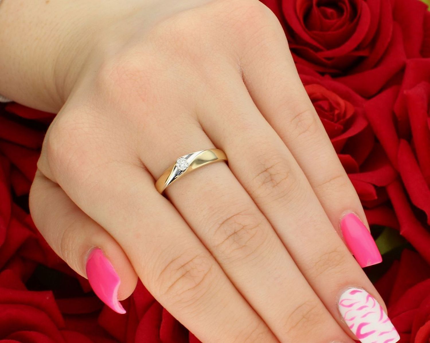 Pierścionek KR802201Y z diamentem 0,05ct HSI. Złoto próby 585, waga 2 g, szerokość 4 mm, rozmiar 19. Klasyka i subtelny blask w eleganckiej formie.11.jpg