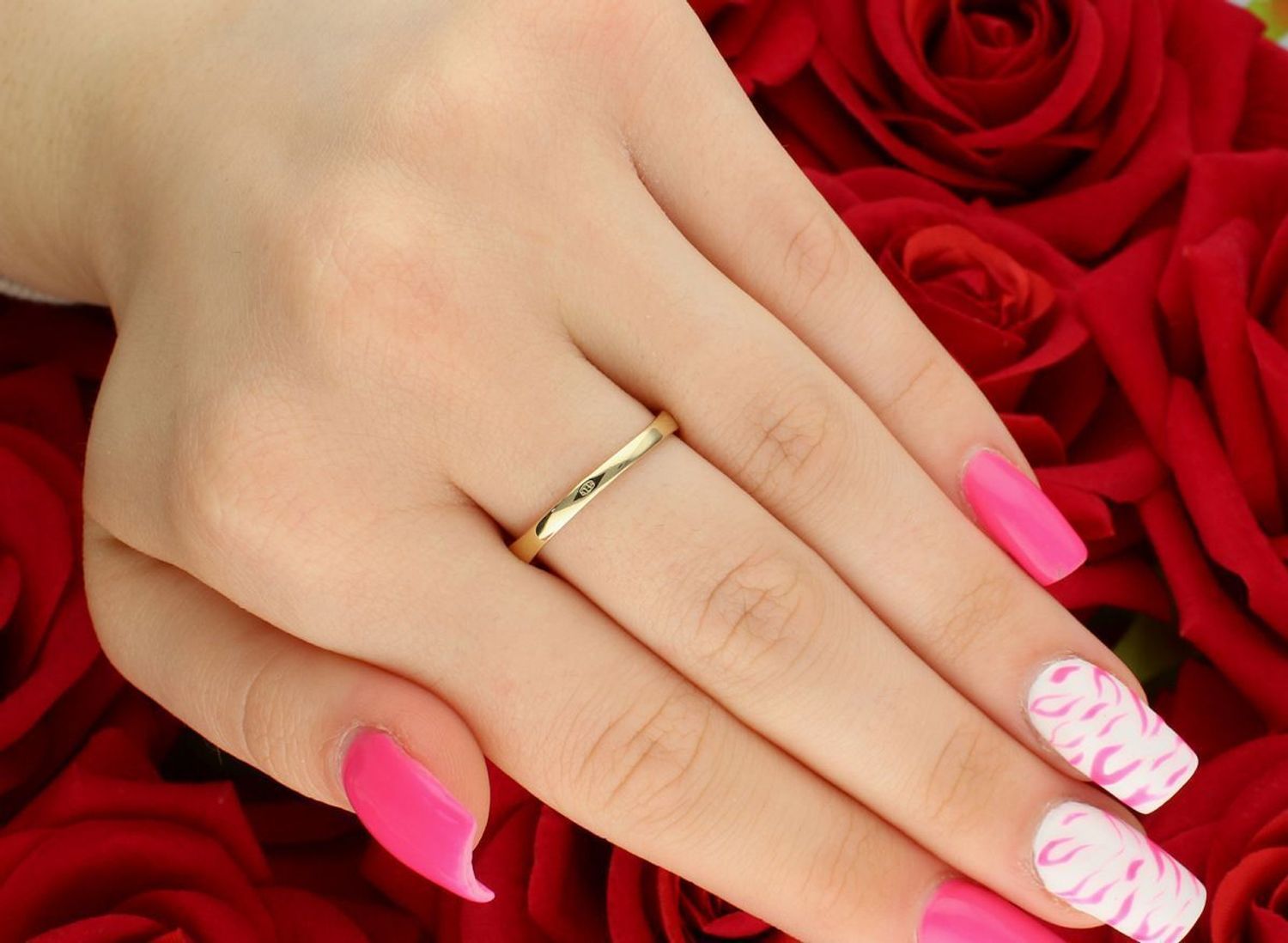 Pierścionek KR802201Y z diamentem 0,05ct HSI. Złoto próby 585, waga 2 g, szerokość 4 mm, rozmiar 19. Klasyka i subtelny blask w eleganckiej formie.11.jpg