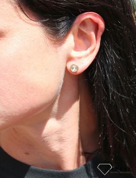 Srebrne kolczyki Swarovski Urodzinowe Kamienie Okrągłe przy uchu kolor Crystal KRG1122SS29C. Złote kolczyki w pozłacaniu z wygodnym zapięciu na sztyft.  (1).JPG