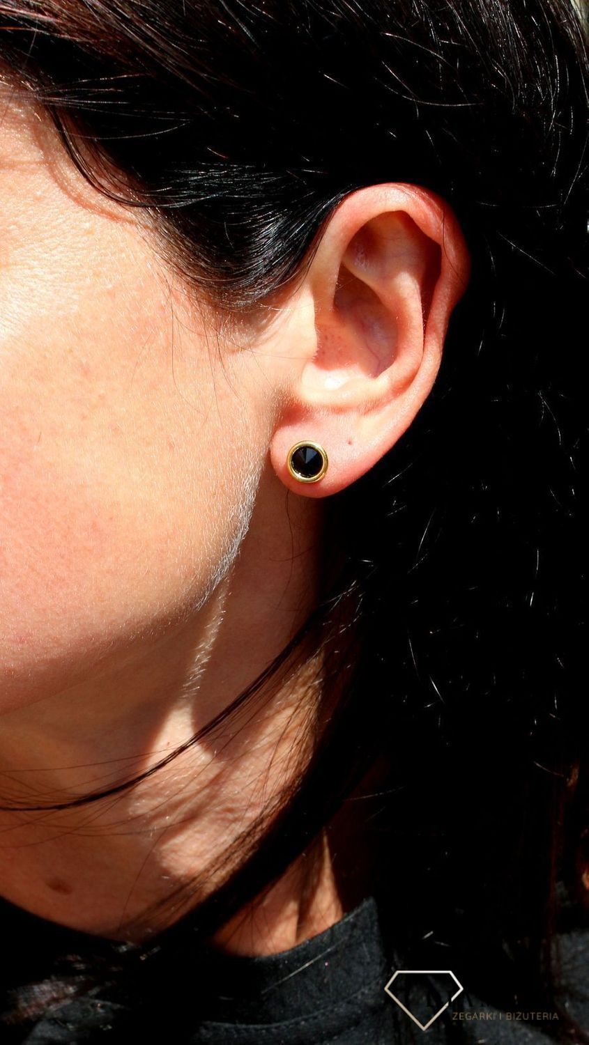 Srebrne kolczyki Swarovski Urodzinowe Kamienie Onyx Okrągłe przy uchu KRG1122SS29J.jpg