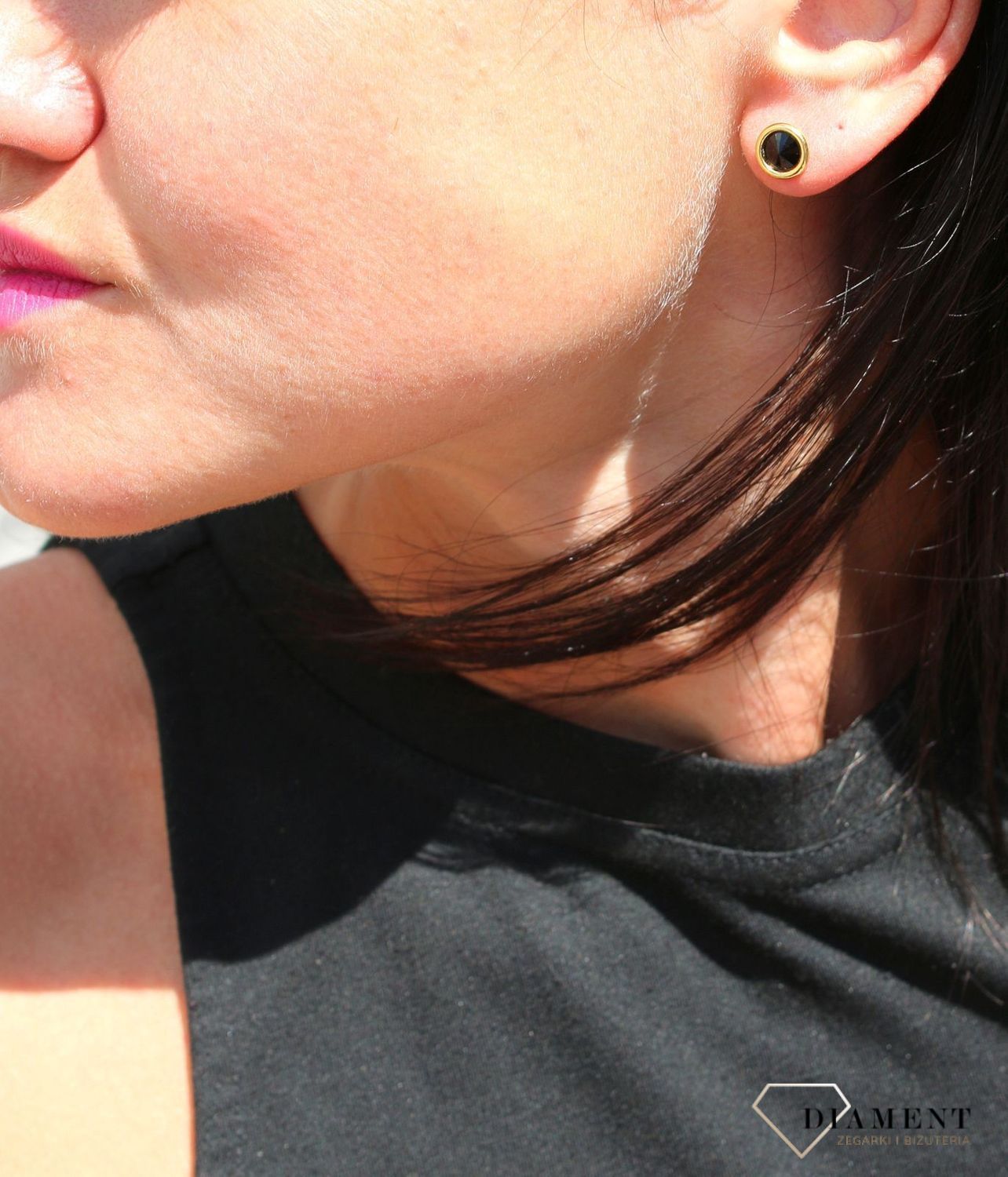 Srebrne kolczyki Swarovski Urodzinowe Kamienie Onyx Okrągłe przy uchu KRG1122SS29J.jpg