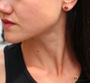 Srebrne kolczyki Swarovski Urodzinowe Kamienie Okrągłe przy uchu kolor Ruby KRG1122SS29SC.  (1).JPG
