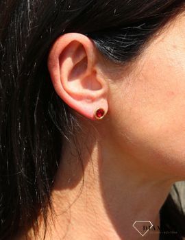 Srebrne kolczyki Swarovski Urodzinowe Kamienie Garnet Okrągłe przy uchu KRG1122SS29SI (2).JPG