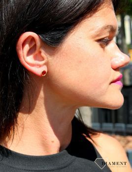 Srebrne kolczyki Swarovski Urodzinowe Kamienie Garnet Okrągłe przy uchu KRG1122SS29SI (3).JPG