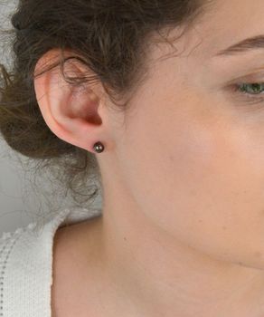 Stalowe kolczyki granatowa perła na sztyft KS3BGI Kolczyki stalowe z granatową perłą (model KS3BGI) to elegancki i nowoczesny dodatek dla kobiet ceniących subtelną, ale wyrazistą biżuterię (1).JPG