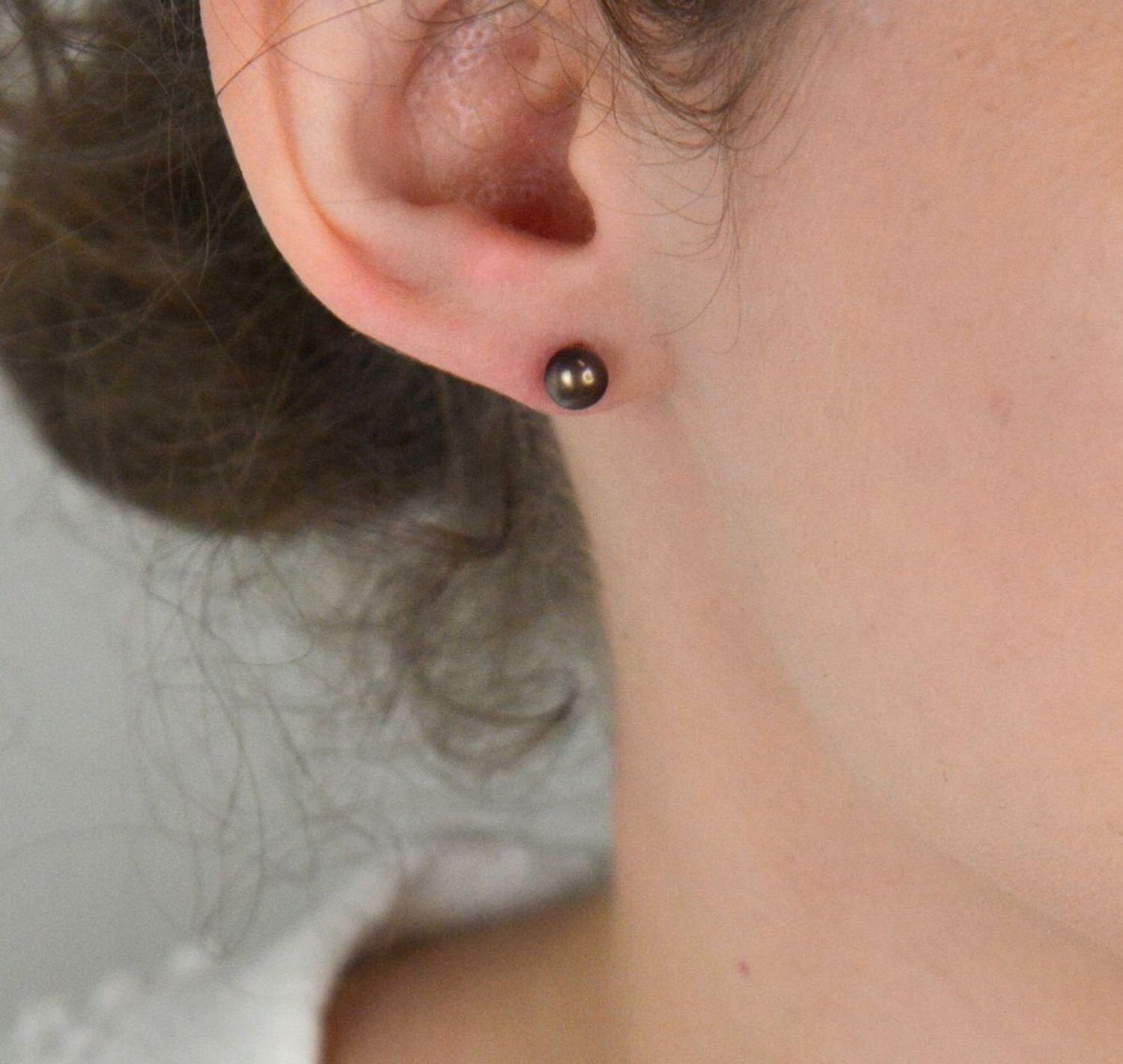 Kolczyki stalowe perła granatowa KS3BGI Kolczyki stalowe z granatową perłą (model KS3BGI) to elegancki i nowoczesny dodatek dla kobiet ceniących subtelną, ale wyrazistą biżuterię1.jpg