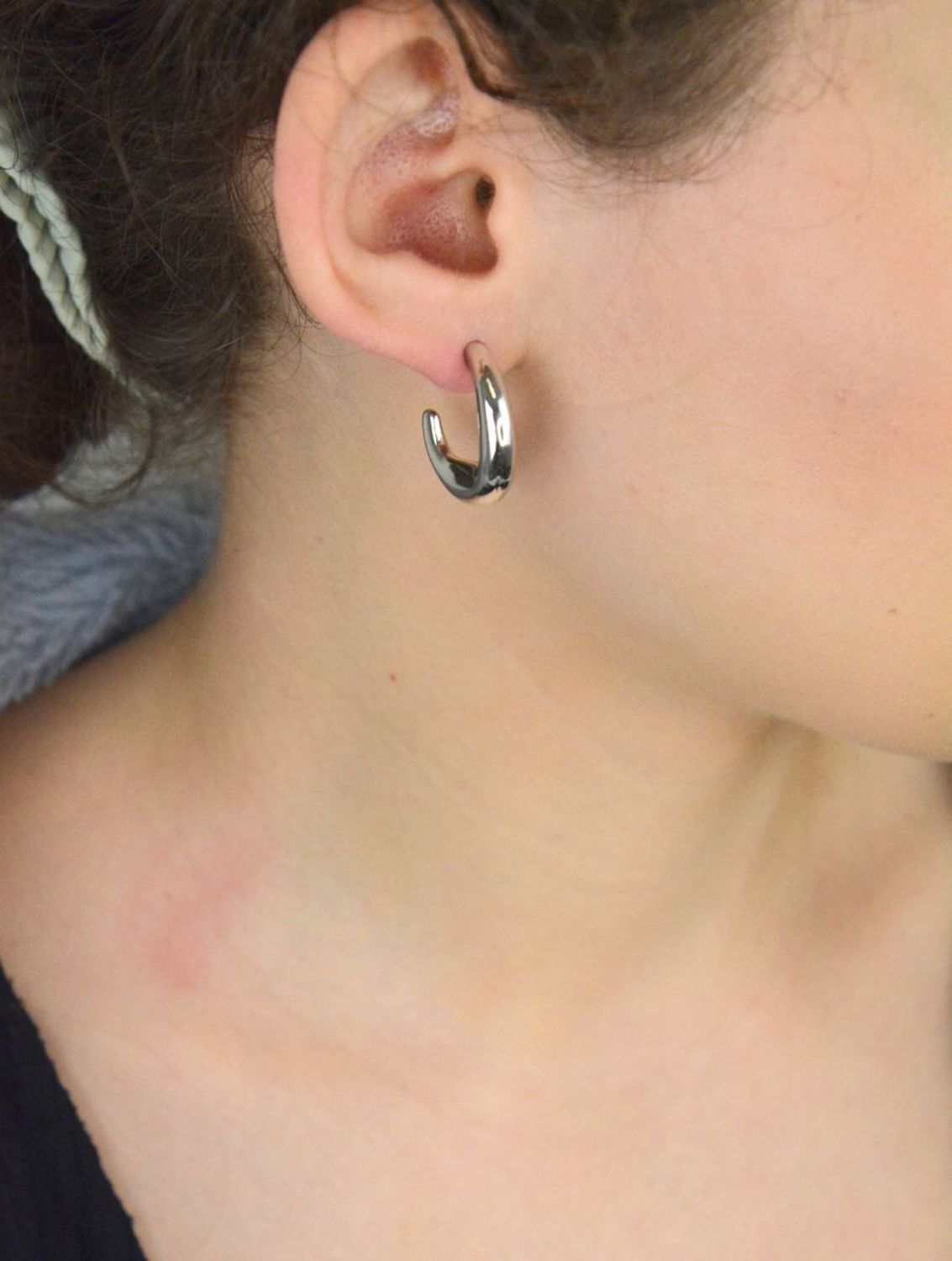 Kolczyki srebrne geometryczne koła KS3MAOR087. Srebro próby 925, waga 4,37 g, długość 2,3 cm, szerokość 2,2 cm, zapięcie na sztyft. Nowoczesny design i elegancja.1.jpg