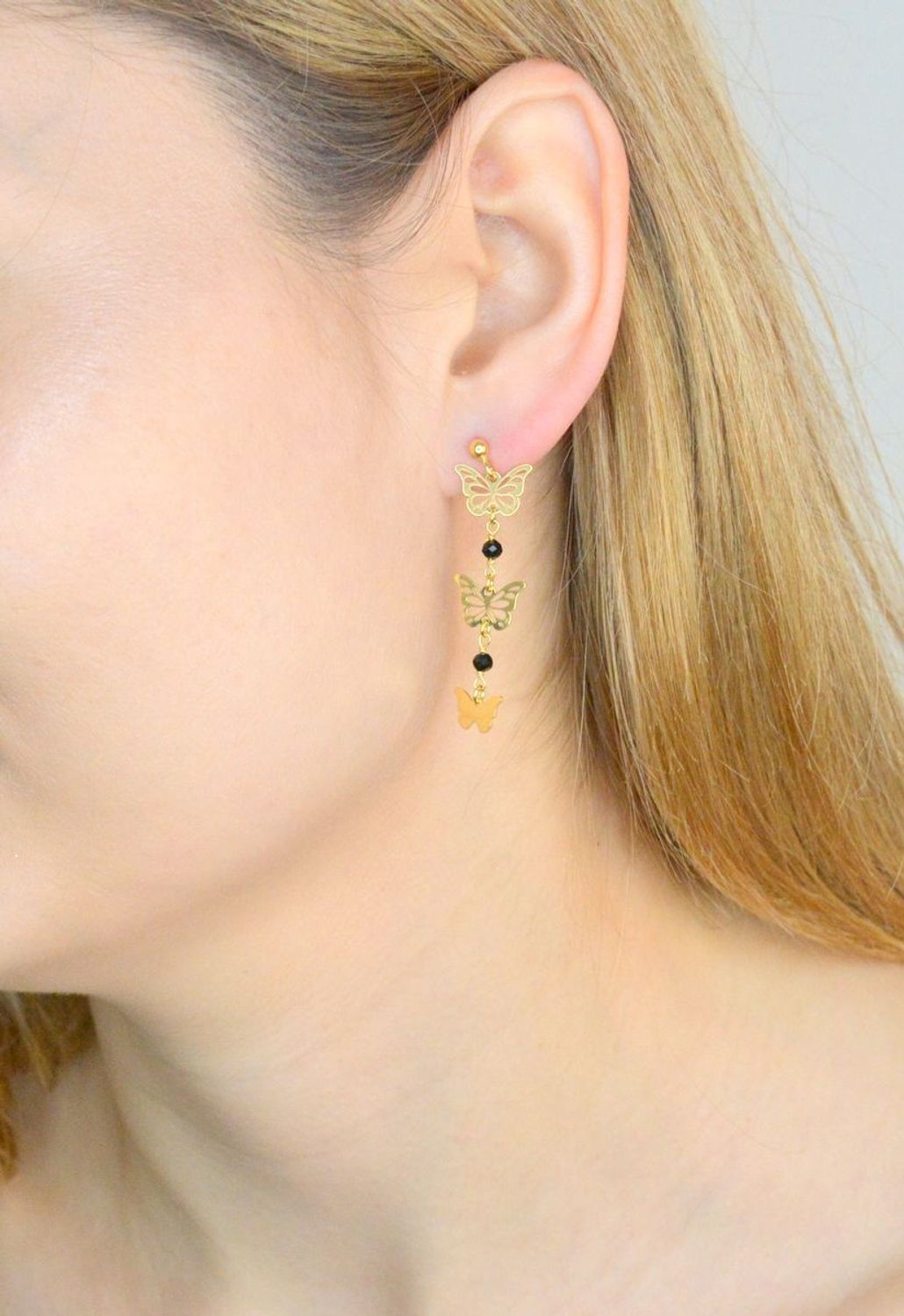 Srebrne kolczyki 925 pozłacane wiszące motyle z czarnymi kryształkami KS6978GB. Srebrne kolczyki wiszące. Kolczyki srebrne pozłacane. Kolczyki pozłacane motylki. Kolczyki wiszące na łańcuszku. Kolczyki damskie na sztyft. Kolczyki pozłacane na p.jpg