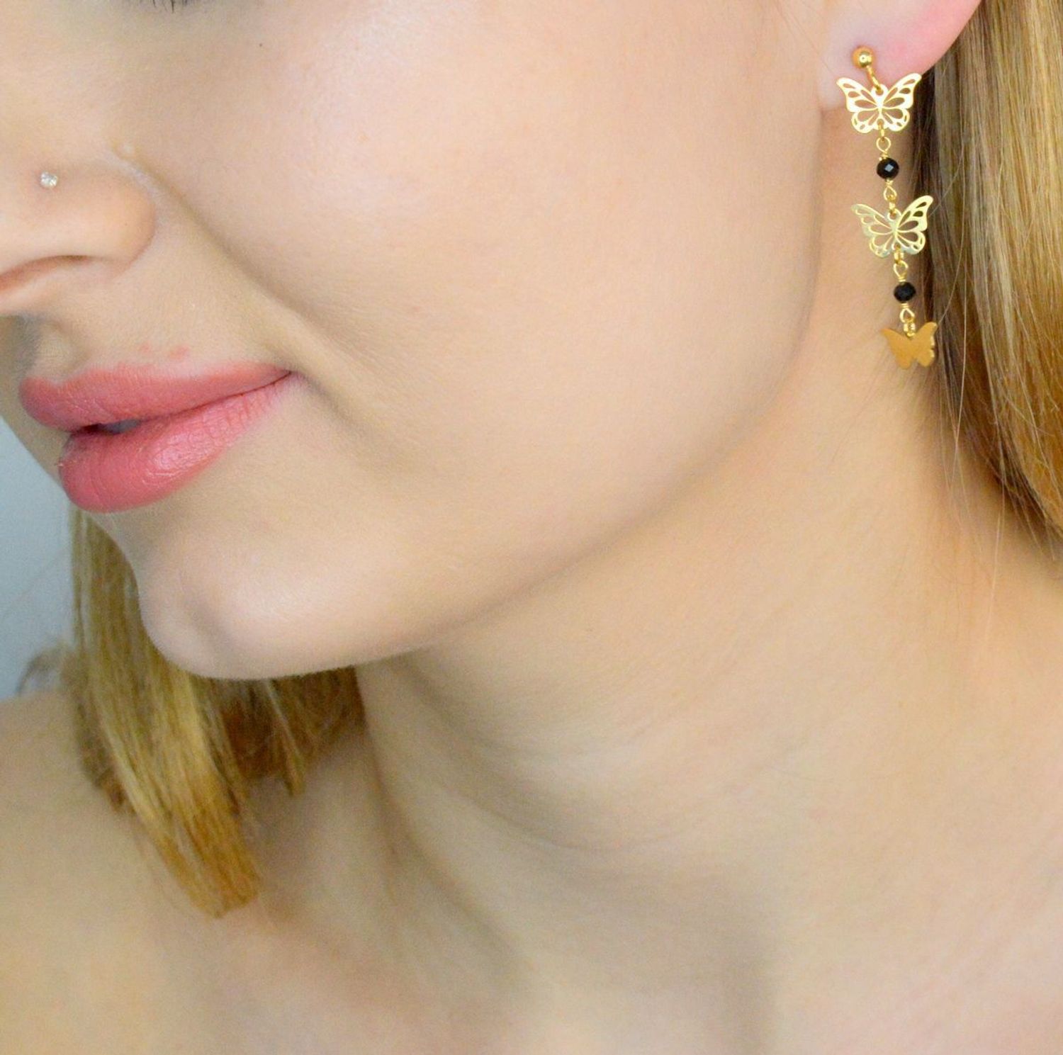 Srebrne kolczyki 925 pozłacane wiszące motyle z czarnymi kryształkami KS6978GB. Srebrne kolczyki wiszące. Kolczyki srebrne pozłacane. Kolczyki pozłacane motylki. Kolczyki wiszące na łańcuszku. Kolczyki damskie na sztyft. Kolczyki pozłacane na p.jpg