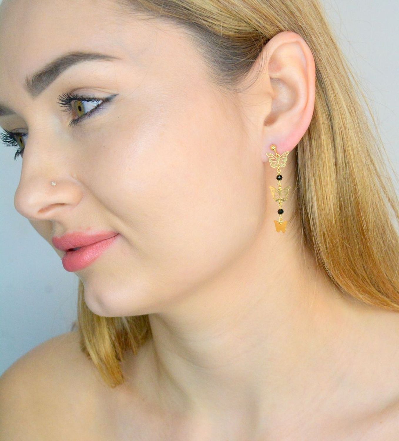 Srebrne kolczyki 925 pozłacane wiszące motyle z czarnymi kryształkami KS6978GB. Srebrne kolczyki wiszące. Kolczyki srebrne pozłacane. Kolczyki pozłacane motylki. Kolczyki wiszące na łańcuszku. Kolczyki damskie na sztyft. Kolczyki pozłacane na p.jpg