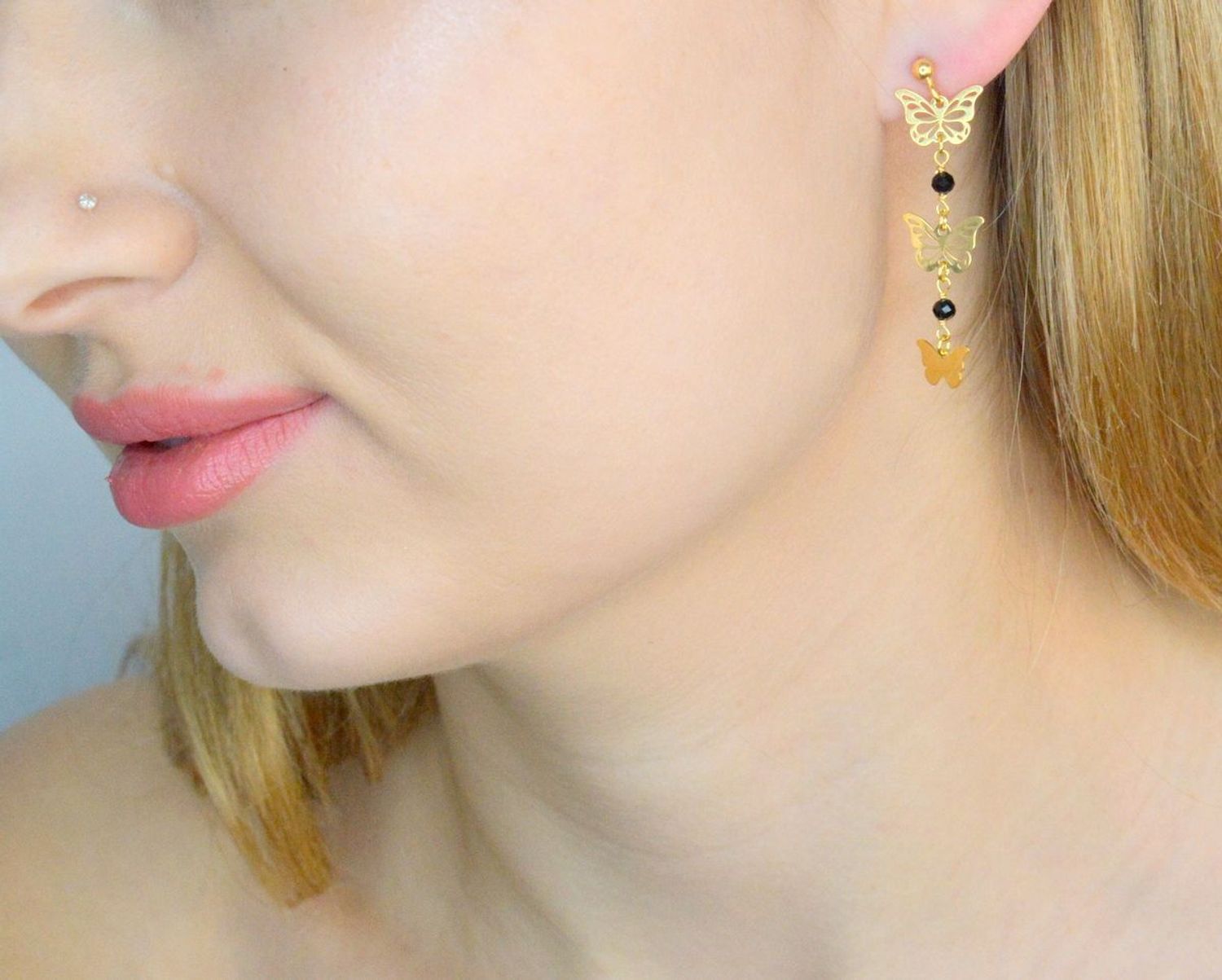 Srebrne kolczyki 925 pozłacane wiszące motyle z czarnymi kryształkami KS6978GB. Srebrne kolczyki wiszące. Kolczyki srebrne pozłacane. Kolczyki pozłacane motylki. Kolczyki wiszące na łańcuszku. Kolczyki damskie na sztyft. Kolczyki pozłacane na p.jpg