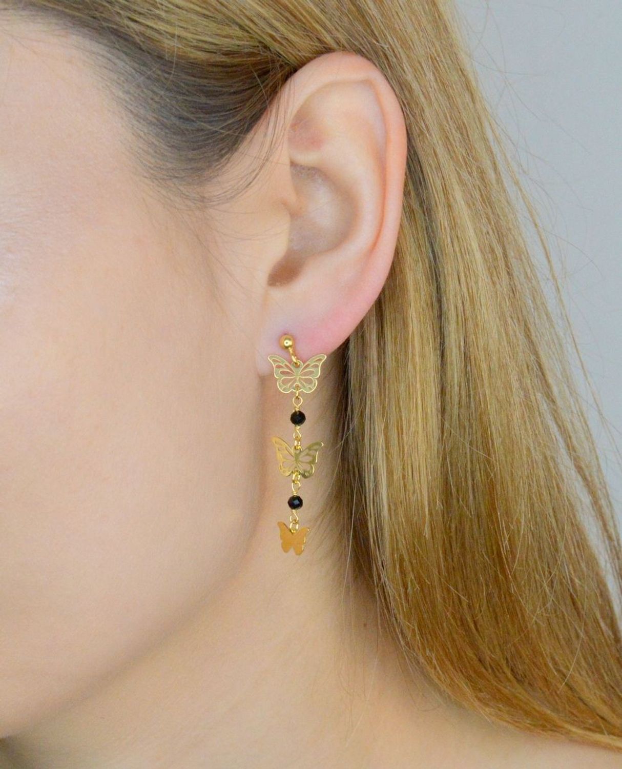 Srebrne kolczyki 925 pozłacane wiszące motyle z czarnymi kryształkami KS6978GB. Srebrne kolczyki wiszące. Kolczyki srebrne pozłacane. Kolczyki pozłacane motylki. Kolczyki wiszące na łańcuszku. Kolczyki damskie na sztyft. Kolczyki pozłacane na p.jpg