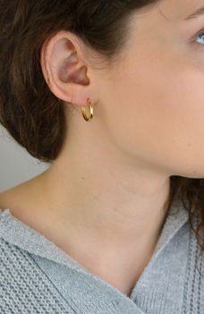 Kolczyki damskie KSR1042-18Z ze srebra próby 925, pozłacane, w kształcie kółeczek. Długość 1,6 cm, szerokość 2 mm, waga 3,30 g, zapięcie na zatrzask – elegancka i ponadczasowa biżuteria (1).JPG