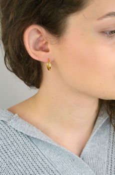 Kolczyki damskie KSR1042-18Z ze srebra próby 925, pozłacane, w kształcie kółeczek. Długość 1,6 cm, szerokość 2 mm, waga 3,30 g, zapięcie na zatrzask – elegancka i ponadczasowa biżuteria (2).JPG