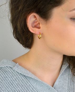 Kolczyki damskie KSR1042-18Z ze srebra próby 925, pozłacane, w kształcie kółeczek. Długość 1,6 cm, szerokość 2 mm, waga 3,30 g, zapięcie na zatrzask – elegancka i ponadczasowa biżuteria (3).JPG