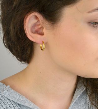 Kolczyki damskie KSR1042-18Z ze srebra próby 925, pozłacane, w kształcie kółeczek. Długość 1,6 cm, szerokość 2 mm, waga 3,30 g, zapięcie na zatrzask – elegancka i ponadczasowa biżuteria (5).JPG