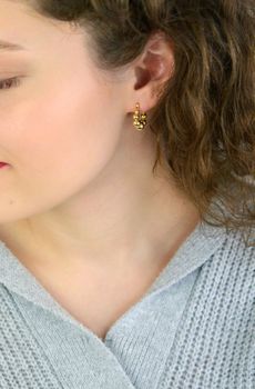 Kolczyki damskie srebrne pozłacane próby 925 w kształcie kół z polerowanych kuleczek. Lekka i elegancka biżuteria z zapięciem kreol – idealna na każdą okazję (1).JPG