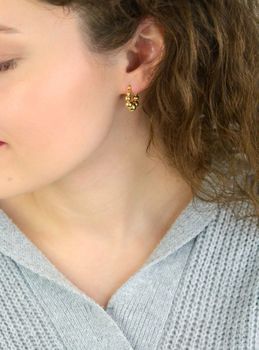 Kolczyki damskie srebrne pozłacane próby 925 w kształcie kół z polerowanych kuleczek. Lekka i elegancka biżuteria z zapięciem kreol – idealna na każdą okazję (3).JPG