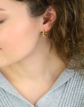 Kolczyki damskie srebrne pozłacane próby 925 w kształcie kół z polerowanych kuleczek. Lekka i elegancka biżuteria z zapięciem kreol – idealna na każdą okazję (4).JPG