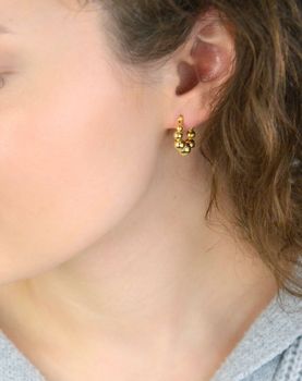 Kolczyki damskie srebrne pozłacane próby 925 w kształcie kół z polerowanych kuleczek. Lekka i elegancka biżuteria z zapięciem kreol – idealna na każdą okazję (5).JPG