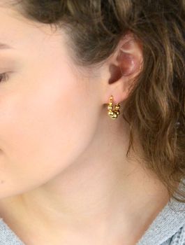 Kolczyki damskie srebrne pozłacane próby 925 w kształcie kół z polerowanych kuleczek. Lekka i elegancka biżuteria z zapięciem kreol – idealna na każdą okazję (6).JPG