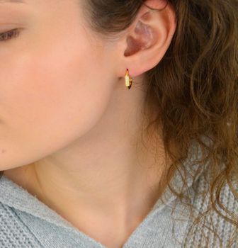 Kolczyki damskie KSR1734Z ze srebra próby 925, pozłacane, geometryczne, zdobione cyrkoniami. Długość 1,5 cm, szerokość 3 mm, zapięcie na zatrzask – nowoczesna i elegancka biżuteria dla kobiet (1).JPG
