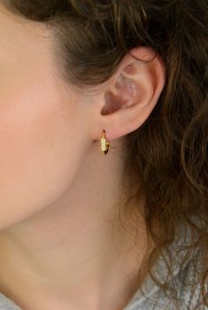 Kolczyki damskie KSR1734Z ze srebra próby 925, pozłacane, geometryczne, zdobione cyrkoniami. Długość 1,5 cm, szerokość 3 mm, zapięcie na zatrzask – nowoczesna i elegancka biżuteria dla kobiet (2).JPG