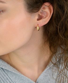 Kolczyki damskie KSR1734Z ze srebra próby 925, pozłacane, geometryczne, zdobione cyrkoniami. Długość 1,5 cm, szerokość 3 mm, zapięcie na zatrzask – nowoczesna i elegancka biżuteria dla kobiet (3).JPG