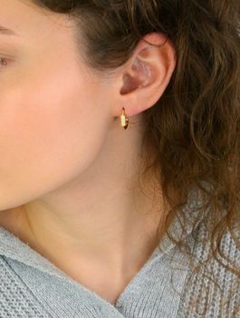 Kolczyki damskie KSR1734Z ze srebra próby 925, pozłacane, geometryczne, zdobione cyrkoniami. Długość 1,5 cm, szerokość 3 mm, zapięcie na zatrzask – nowoczesna i elegancka biżuteria dla kobiet (4).JPG