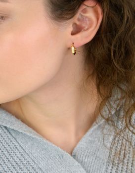 Kolczyki damskie KSR1734Z ze srebra próby 925, pozłacane, geometryczne, zdobione cyrkoniami. Długość 1,5 cm, szerokość 3 mm, zapięcie na zatrzask – nowoczesna i elegancka biżuteria dla kobiet (5).JPG