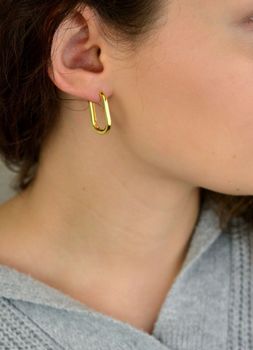 Kolczyki damskie srebrne pozłacane KSR1735Z 💛 podłużne, długość 2,3 cm, szerokość 3 mm, zapięcie na zatrzask. Srebro próby 925, waga 4,57 g. Elegancka i subtelna biżuteria damska, idealna na prezent! (1).JPG